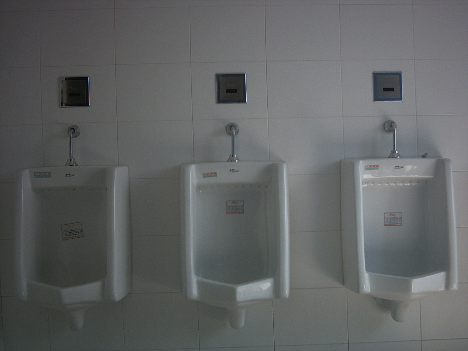 公共厕所舒适男性厕所小便器白小便 库存照片. 图片 包括有 洗手间, 豪华, 浴室, 干净, 陶瓷, 设计 - 194271278